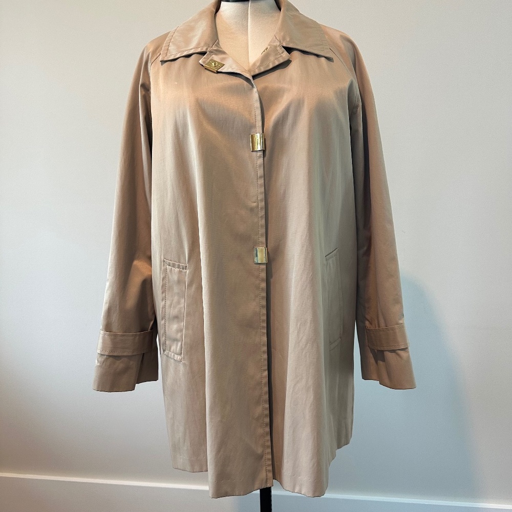 Jones New York Classic Tan Trench coat Lrg.  Snap front. Dolman sleeve w/pads